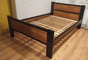 łóżko kute z drewnem